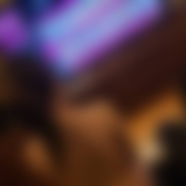 ラブホで好みのAV探し。笑