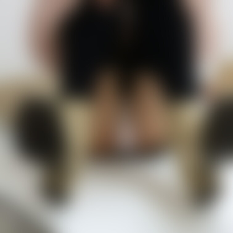 足を広げてパンツを見せる画像です。