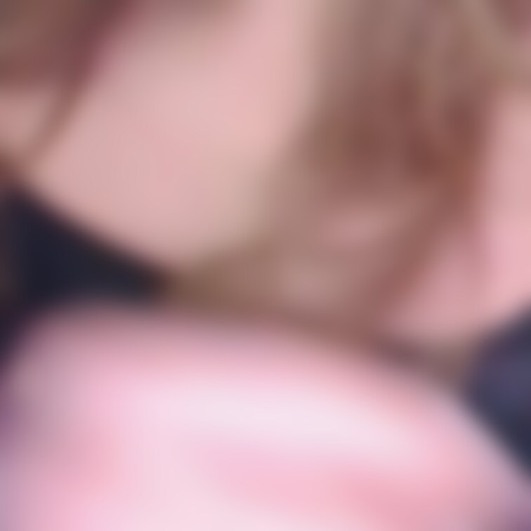爆乳出したド変態衣装で本日出勤中です！
遭遇したらおさわりください✨
