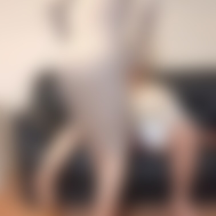 ソファで他人棒とイチャイチャしながら始まった様子をコマ送り形式で公開します。