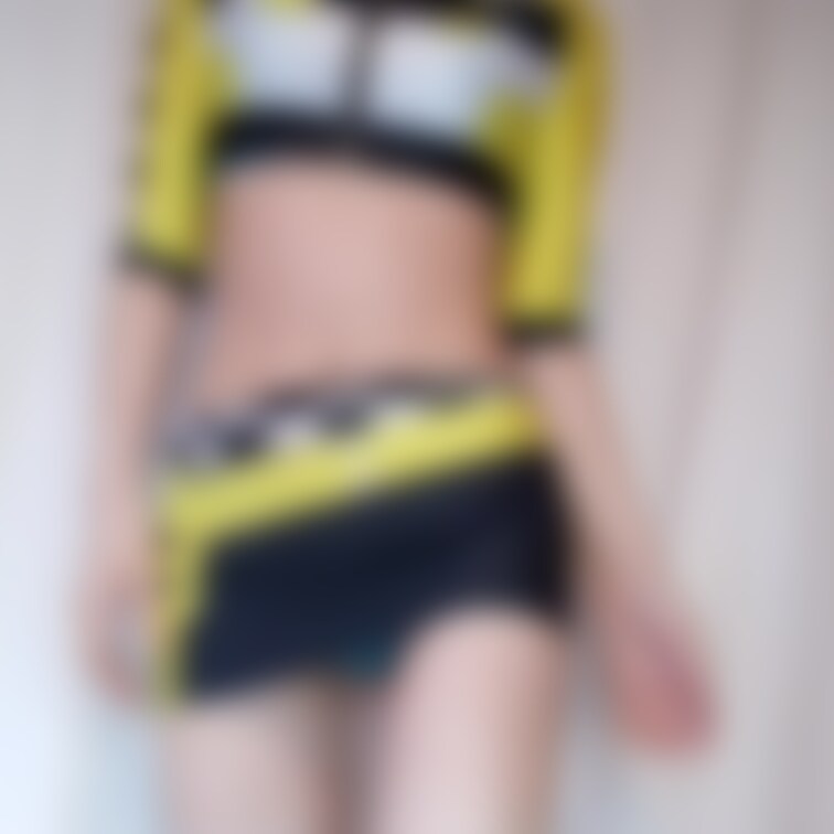 レースクイーンの服で、えちえち指オナニー♪