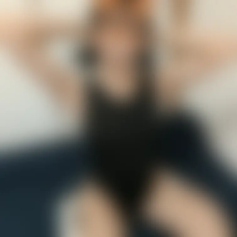 ついんてお座り&前かがみ&透け、、👀
白ソックス履いてみたらなんだかヘンタイ感が増したような🦊