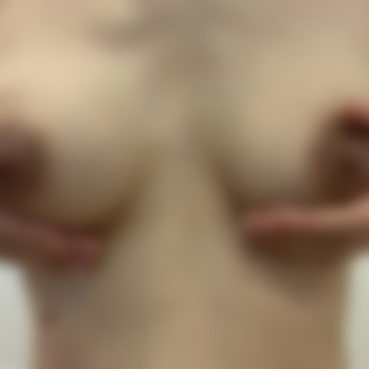 おっぱい揉んで乳首の周りギューッってしたら、○○○乳が出てきた💦💦💦ほら～飲みたいでしょ～❤
舐めたり吸ったりして美味