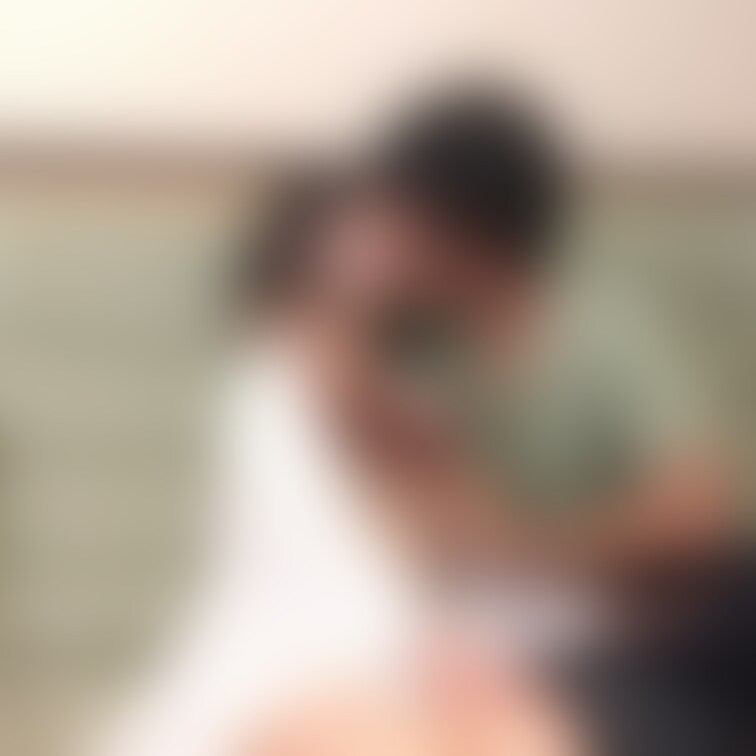 エロ仲間のYさんと妻がソファでラブラブしてて目の前で熱いキスを交わし急いで撮影しました。