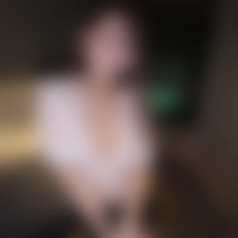 可愛いお顔の巨乳美女。