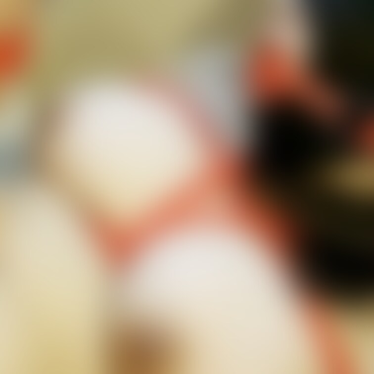 口枷をされ呻き声しか出せない姿のマキ。
願望が叶い○○○性溢れる保育士からメス犬へと変わっていきます。