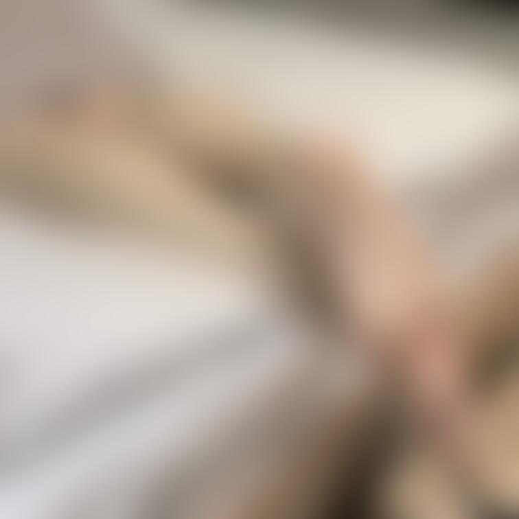 ベッドでくつろぐ足裏3