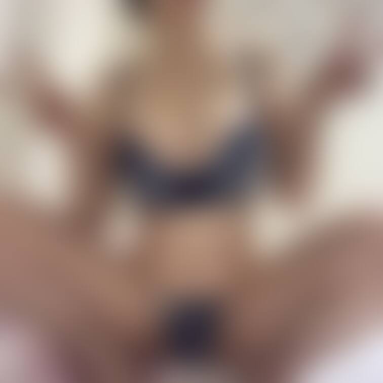 見てくれてる人限定〜♡誰かこの下着いらない〜？♡
