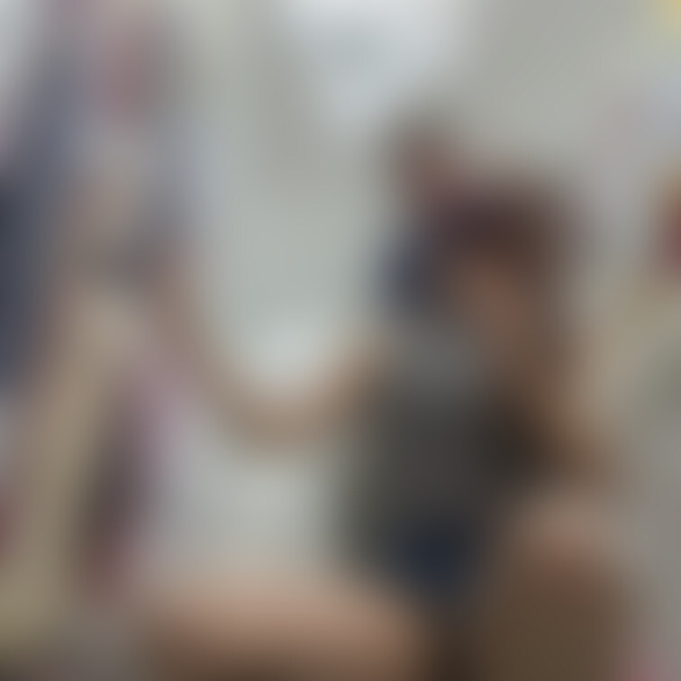 そして堂々と店内だ大股を開いて商品を物色…😳💦

このはしたない下品ポーズが恥ずかしかったり、見られてどう思われるか