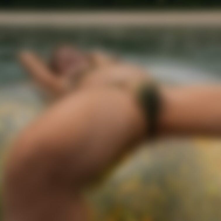 真夏のビーチで✨浮き輪の上で日焼け💦