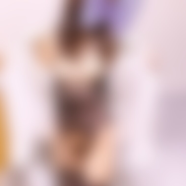 白衣の中🥼脱いだらまさかのスケベコスチュームという設定👅見てください♪