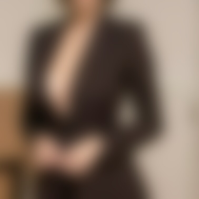 VIPサロンのキャストさんです。
有名キャスターも所属するサロンのボディトリートメントをしています。
美人のキャスト