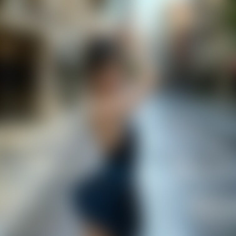 バレエ衣装を作ってみました。
意外と街中の風景にしっくりきているような気がします。