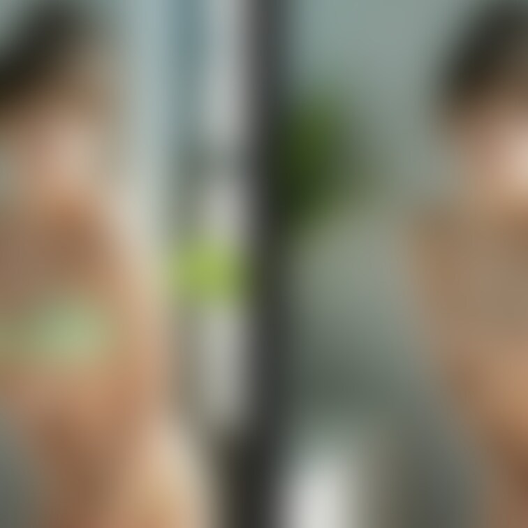 着衣と脱衣を並べた画像です。画像№701