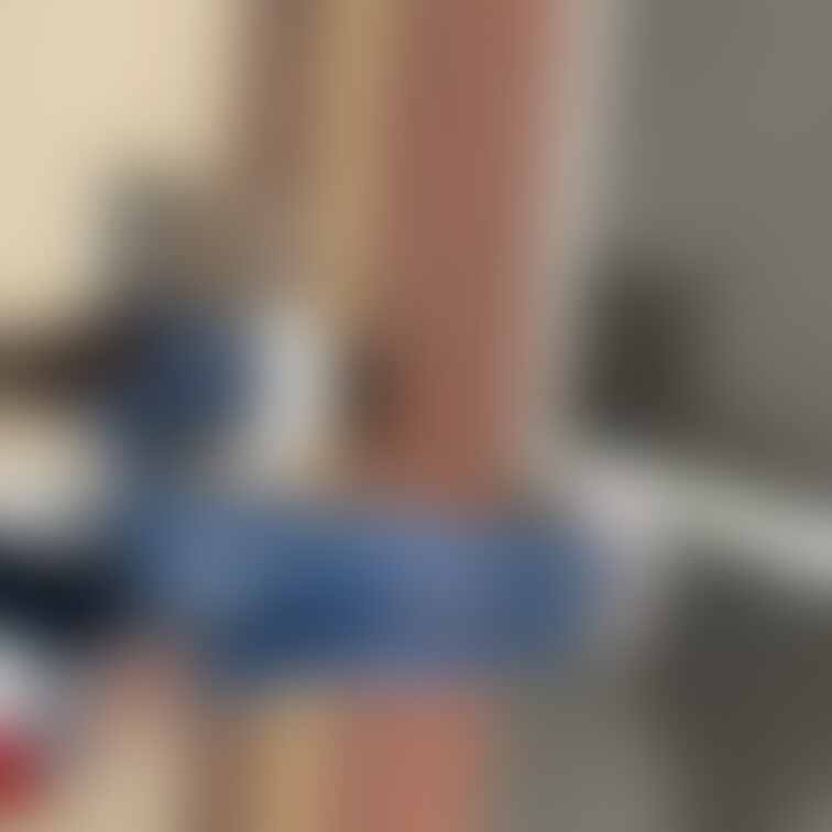 フォロワーさんがご来場…がっつり黒Tバック尻が透けています