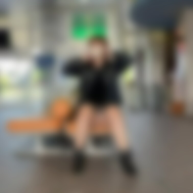 この港には賭場があるのでエロそうなおじいがいっぱいいます。
僕の後ろには喫煙所があってそこからがっつり見ることができま