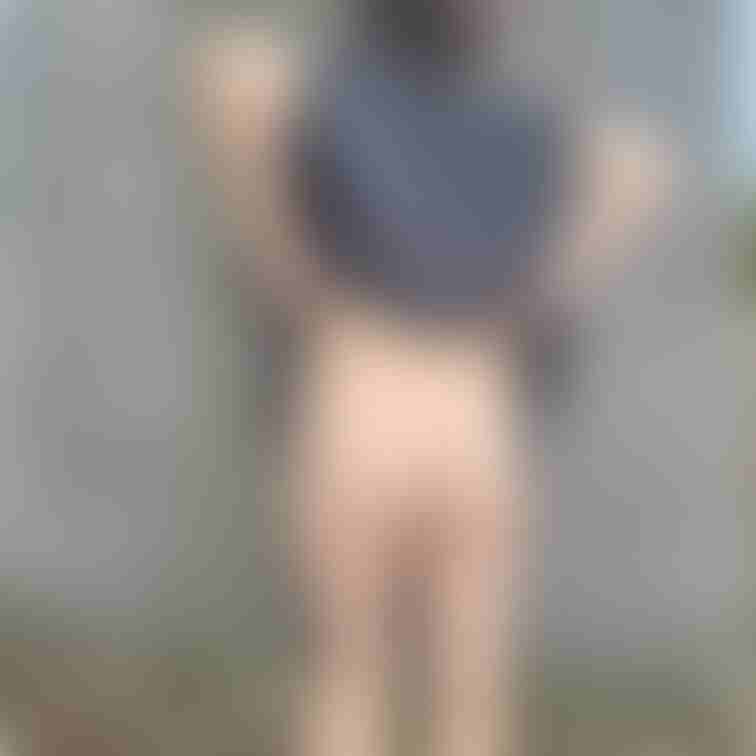 野外でも言いなり女らしく汚いお尻を露出。