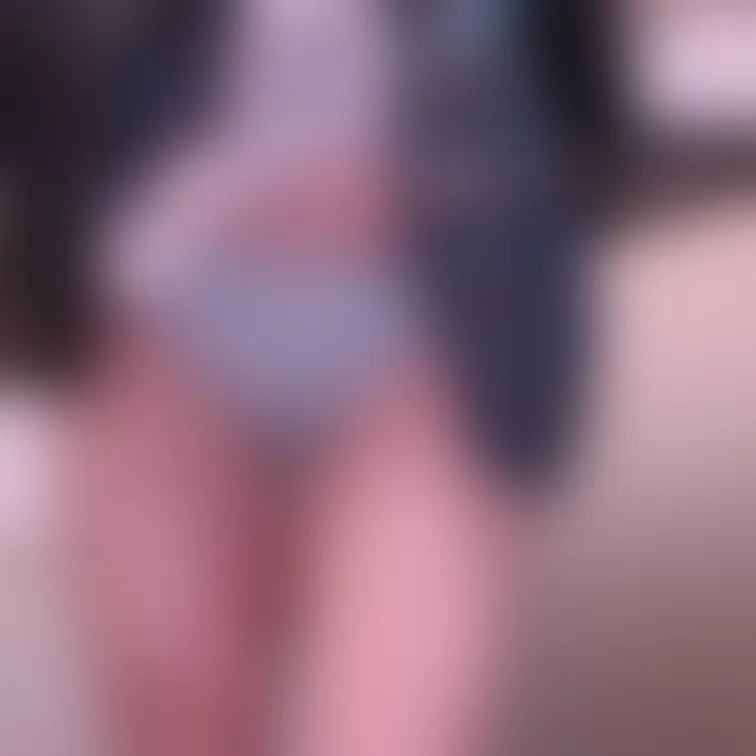 お外でスカートめくりでパンツがチラッ♡