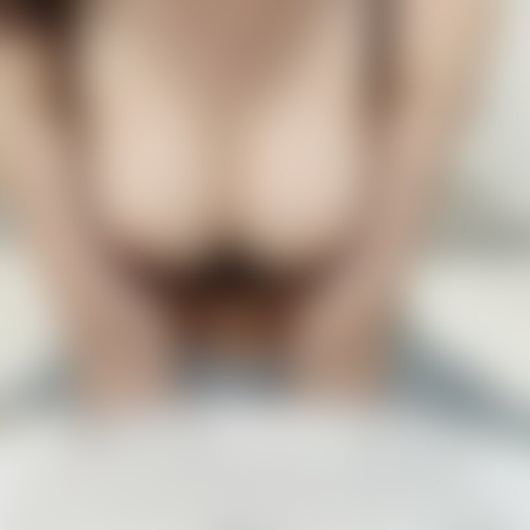 オンライン授業中におっぱい、、、
画面越しでみんなから見えてたかもしれません、、