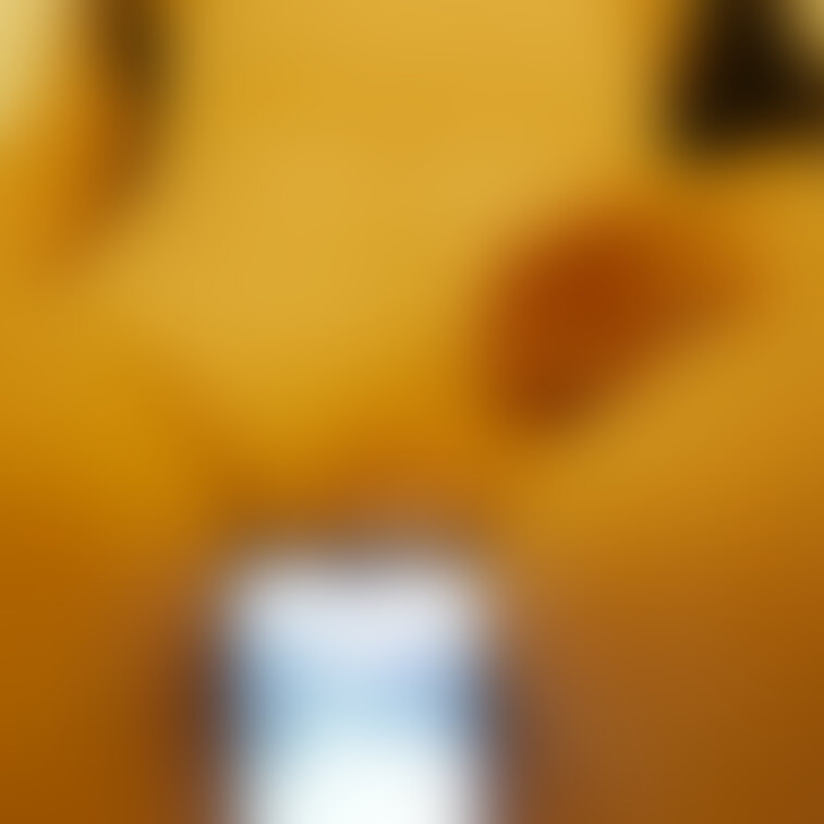 旦那様が年季の入ったスマホスタンドを見つけたようです(笑)
使用には生活防水は必須です。
