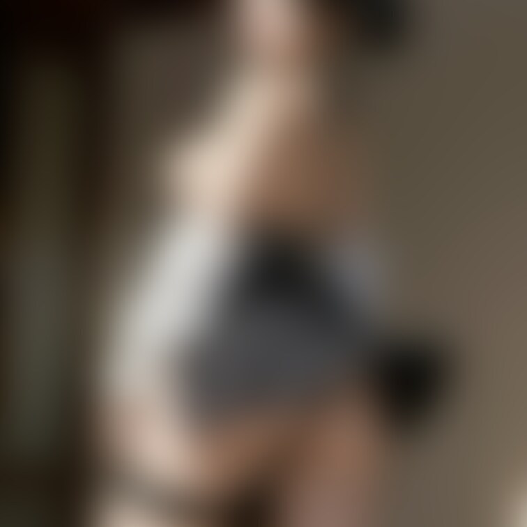 クラシックなメイド服に身を包んだ小春💖 レースのディテールと優しい表情が織りなす特別なひとときをお届けします🌙✨

