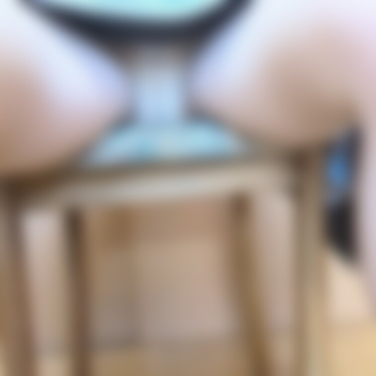 椅子に座ってナメ撮り。