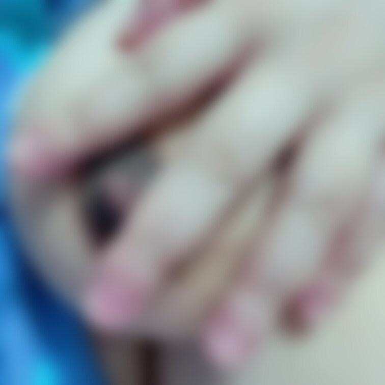 指で挟んで遊んでます。。