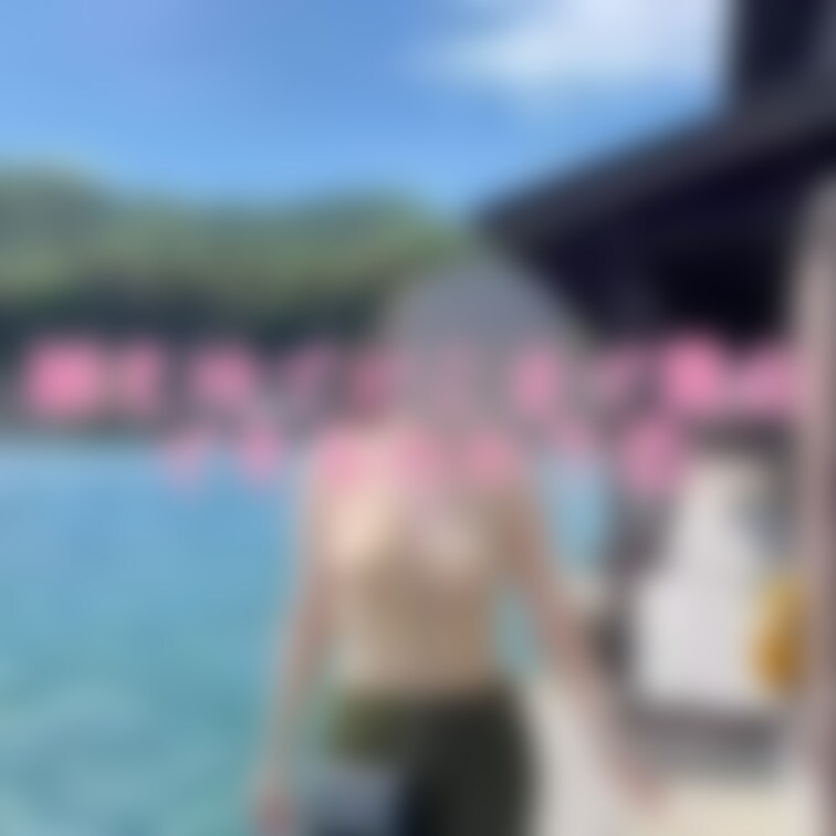 昨日の続きです💖
観光地でノーブラ散策中にカフェでお茶してたらおじ様達に乳首立ってるのバレてザワザワしちゃったの🍒☺️