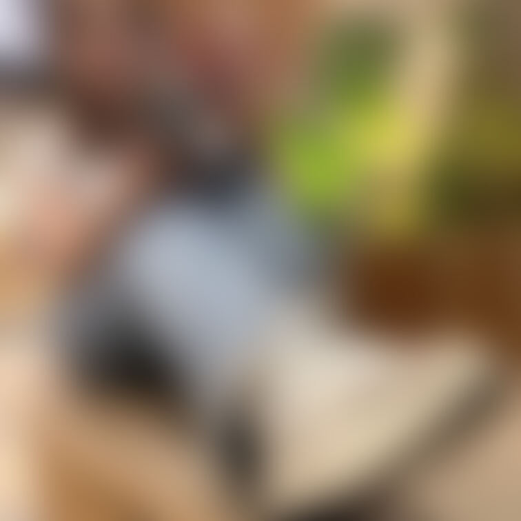 小動物系の可愛い立ち仕事女の子
穴が空くほど履きまくった靴下の臭いは汗とちょっと酸味の香り
可愛い女の子の頑張った臭