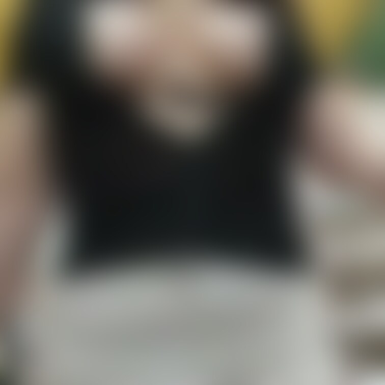 アダルトショップで
胸元をこんなに開けてる女性
見たことありますか？
下から見上げるとこんな感じに