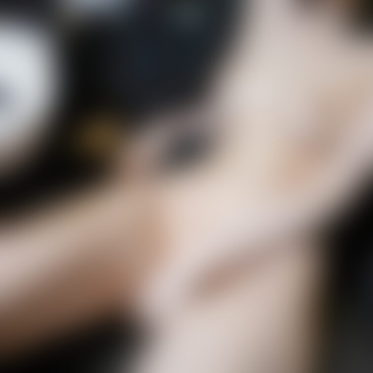 こんな格好で寛いでたら動画編集してたりする裸族です🙈
