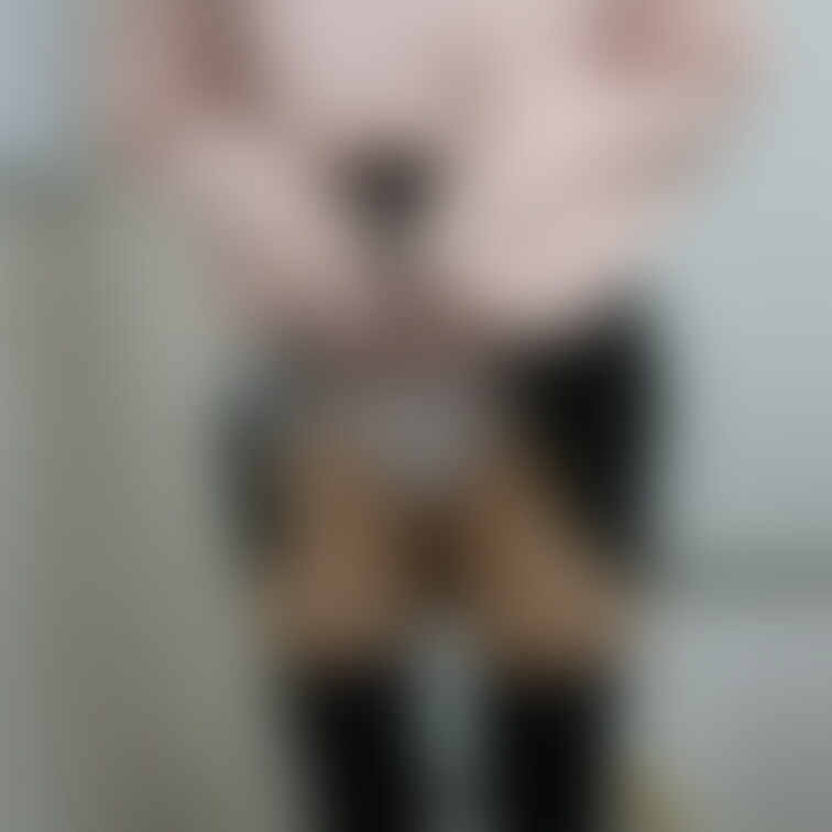 下着を見せて色々なポーズをしました!足も見て欲しいです!