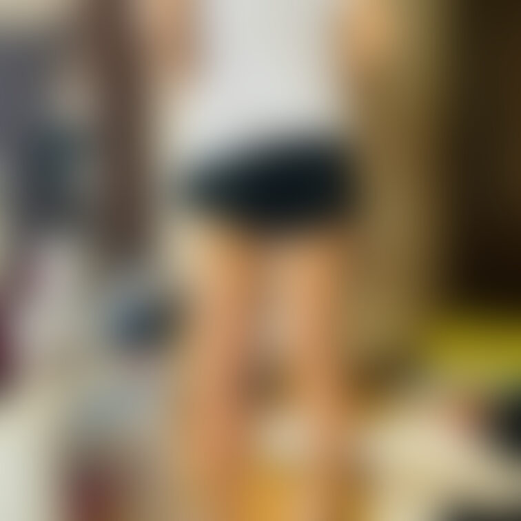 彼女私服。
ショートパンツ。
こんな短かったらしゃがんだらパンティ見えちゃうよね。