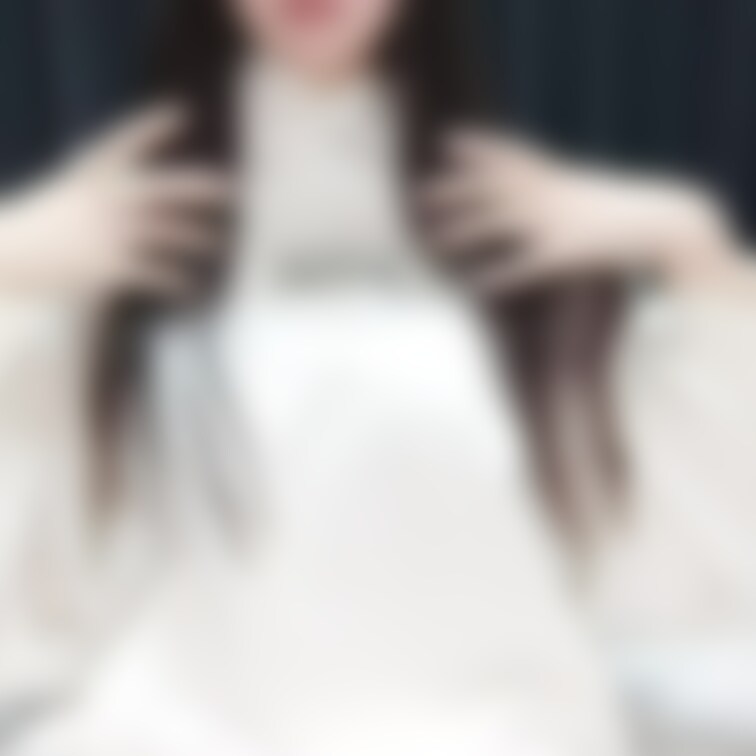 パーカーの下どうなってると思う？