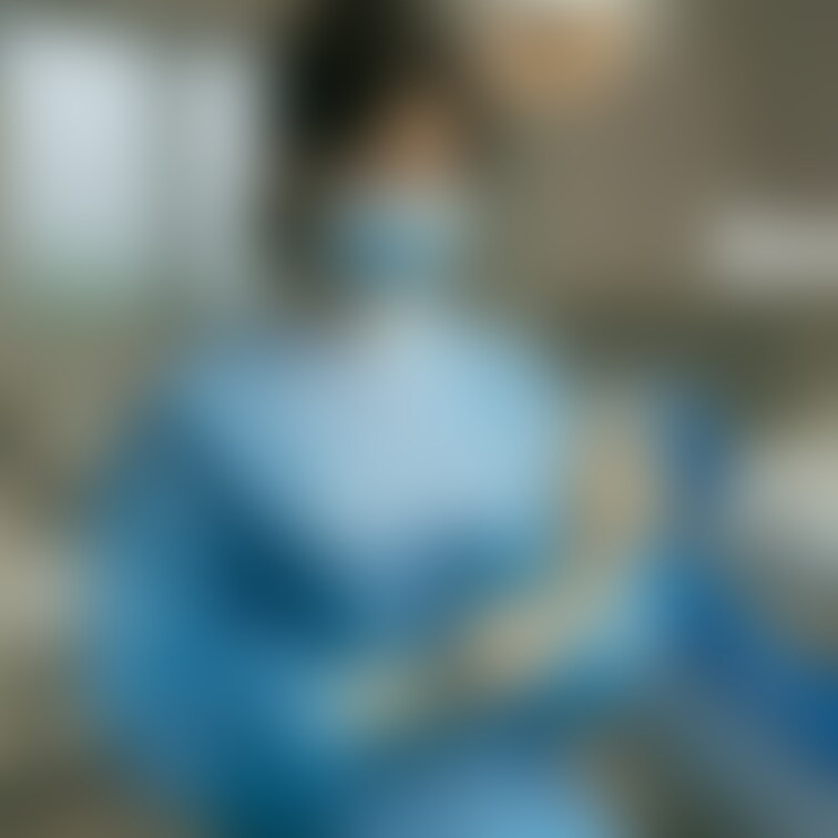 滅菌グローブをはめる歯科衛生士