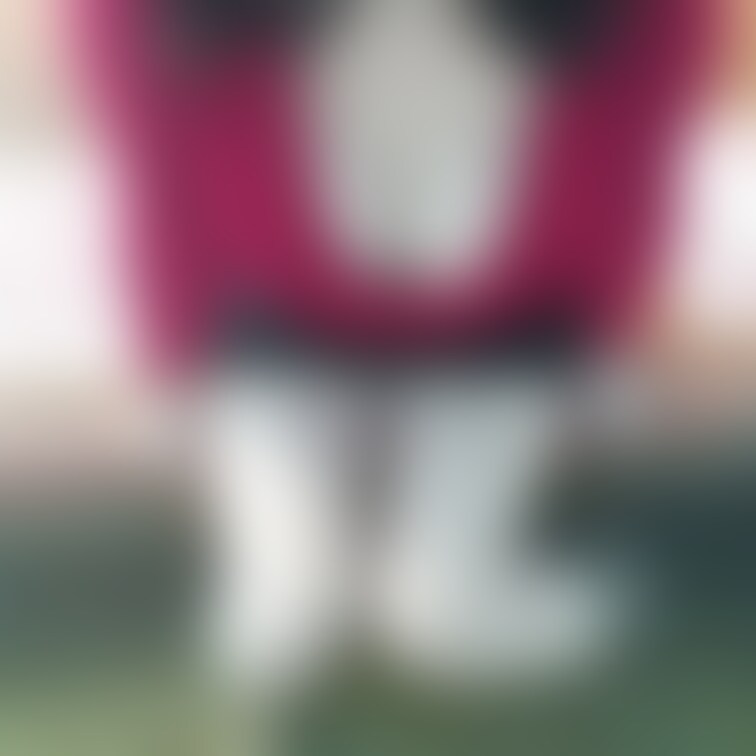 立ち上がるとこんな感じで谷間を覗けます
座ればパンチラが覗けます
立ったり座ったりして欲しい