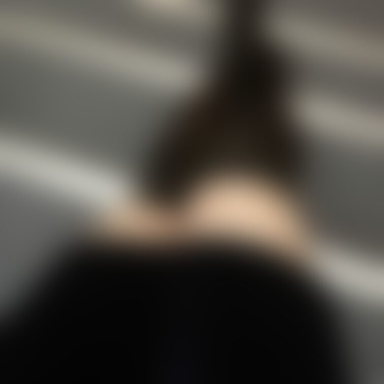 右上の「♡いいね」押してから見てくれると嬉しいです🥰


ぷにっと足だよ。


階段で撮ってみたの📷

