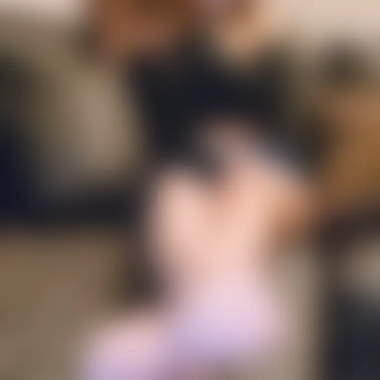 足裏のイメージ動画からの切り抜き写真です👣足の裏を見せつけられて、触るのも舐めるのも「待て」と言われて、おあずけされてる