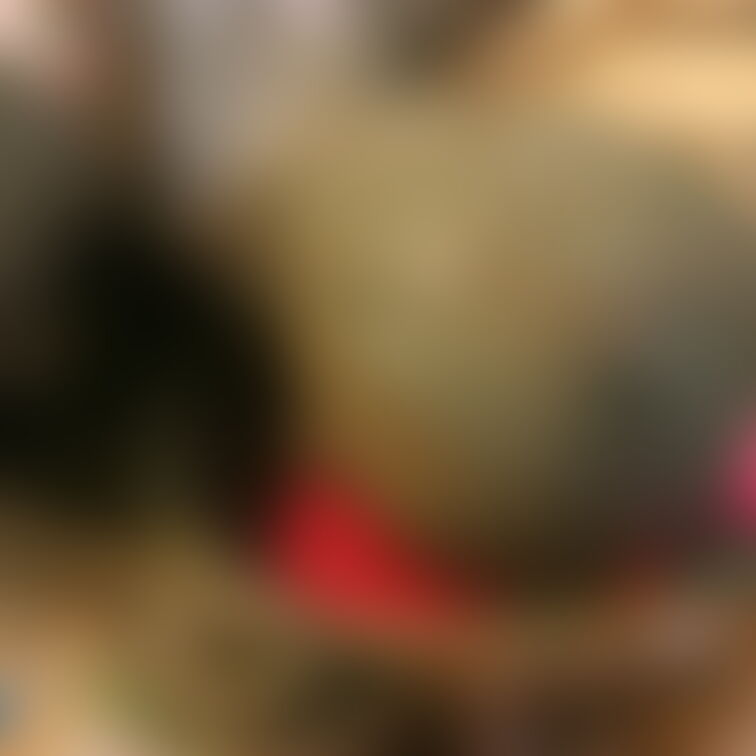 【イケメンペイント】
 華奢な男の子が絵の具まみれになってくれました！
 自分から絵の具を頭からかぶる姿は圧巻です！