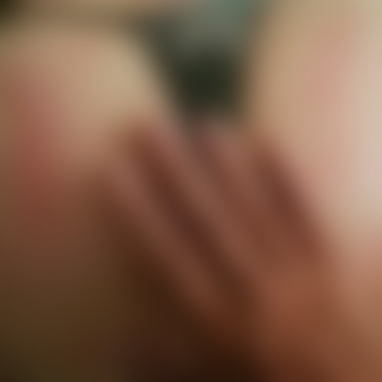 叩かれ色付く尻肉
ベルトを使って何度も叩いてあげました。
痕がつくことに興奮するようです。
Twitter(R