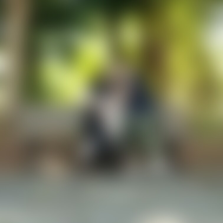 昼間の公園ベンチで
始める男女
キスをしながら
お互いの股間に手を回す
男は乳首を吸い
女は肉棒を握る