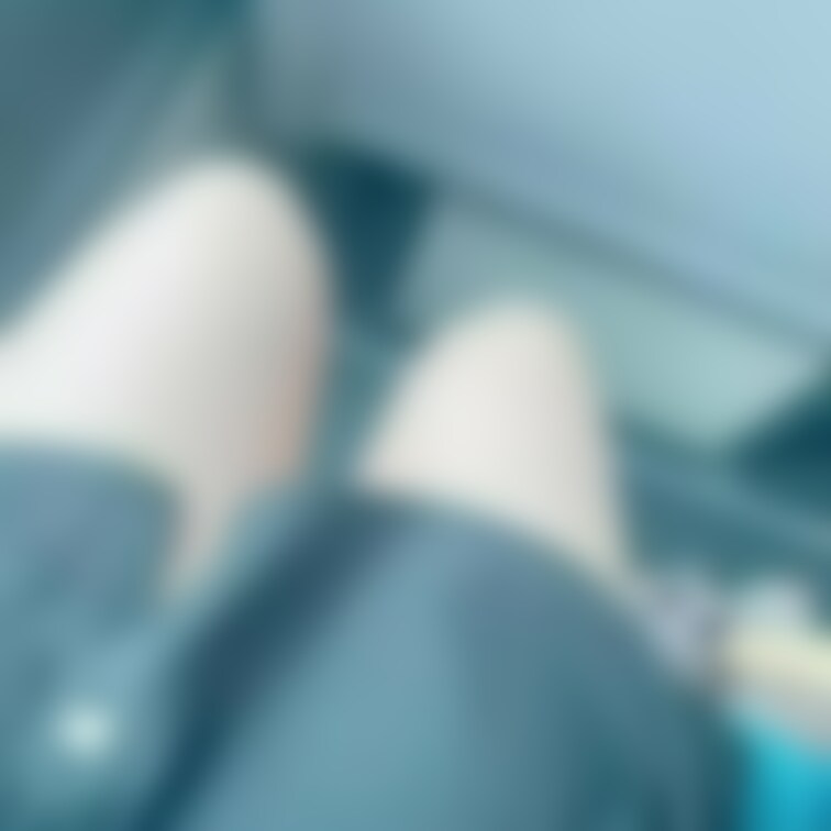 【バス】バスで隣に人がいるのにスカート捲り。かなりドキドキしました、、、