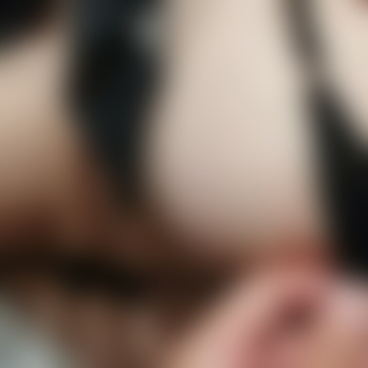 マイクロビキニをせばめて乳輪が出る
少しブツブツが出てきている
感じている証拠