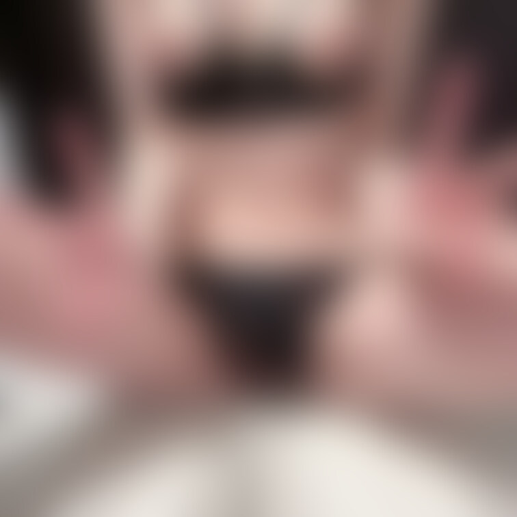 ガニ股ピースは恥ずかしいです