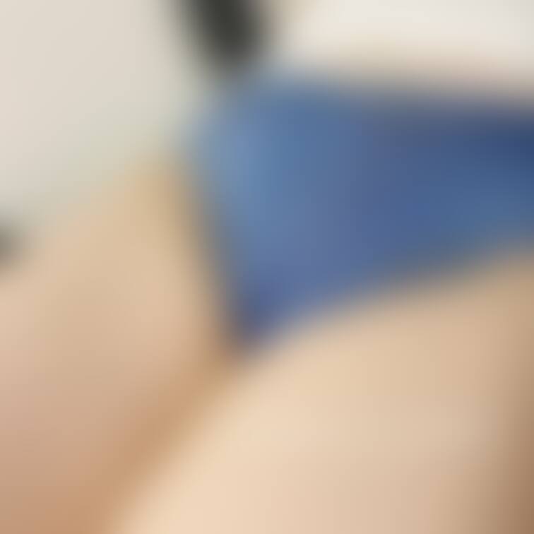 パンツ姿で油断してたら撮られちゃった♡
ぷっくりぷにぷにだけどなぞっちゃダメですよ？