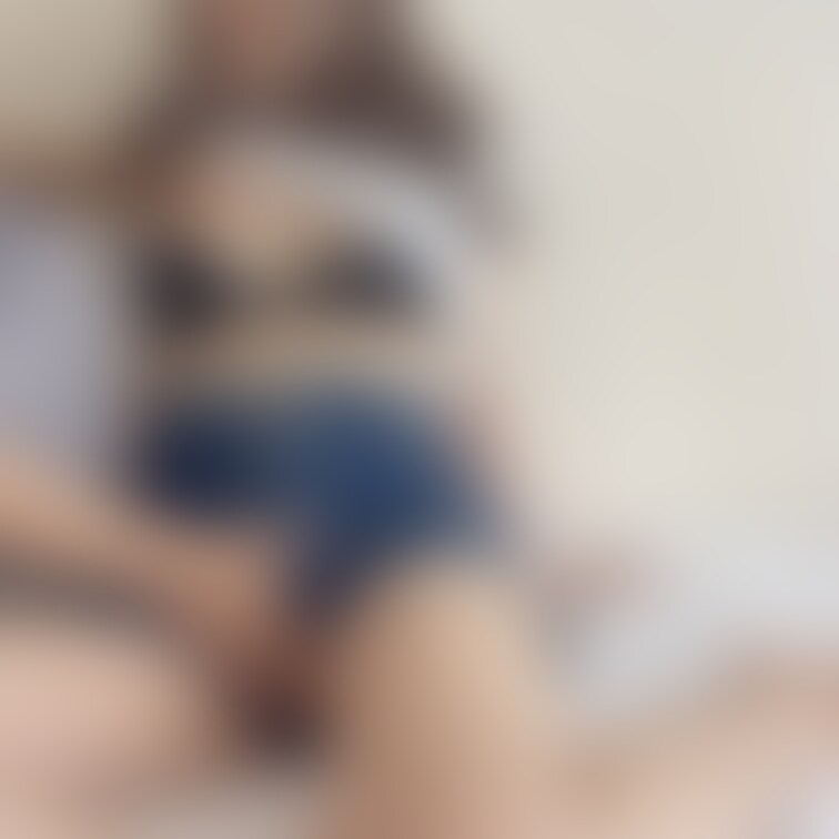 茶髪女子がデニムショーパン×黒下着で誘惑💓茶髪コスでえっちしたよ✨ショートパンツや下着の上からおっぱいやクリを触られちゃ
