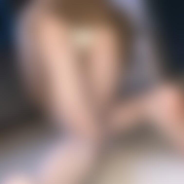 女の子の日に撮影したからナプキンが透けてるの（笑）こんな感じでハプニングパンチラを演出して誘惑ひねりします💕大概の男は堕