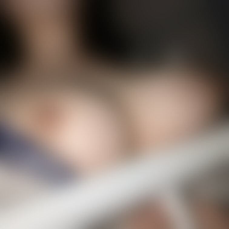 待ち合わせ中でもいつでもどこでも脱ぎます
