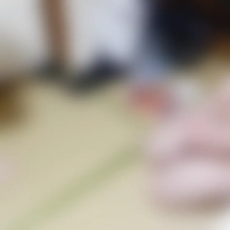 弥生の全裸パーティー兼公開撮影での一コマ。うれしそうに全裸男性の局部を見つめる弥生。このパーティーの日常です。

セ