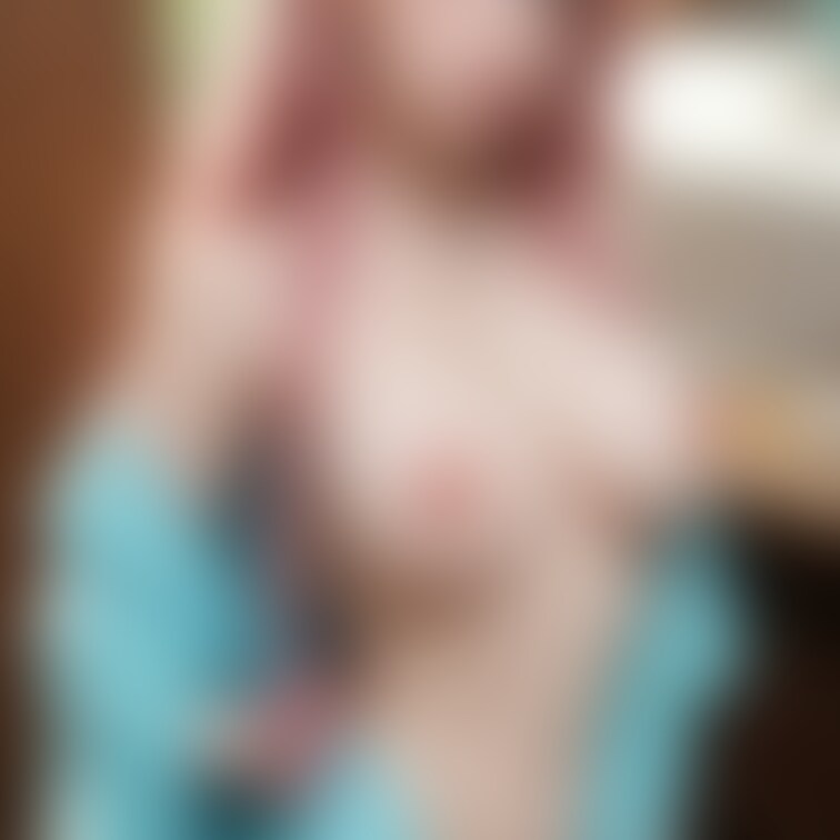 ピンクと水色のおさげ髪にそばかすも加え、恥ずかしがり屋の仕草に、北欧系美女が更なる魅力を放つ。色白で揉みたくなるような乳